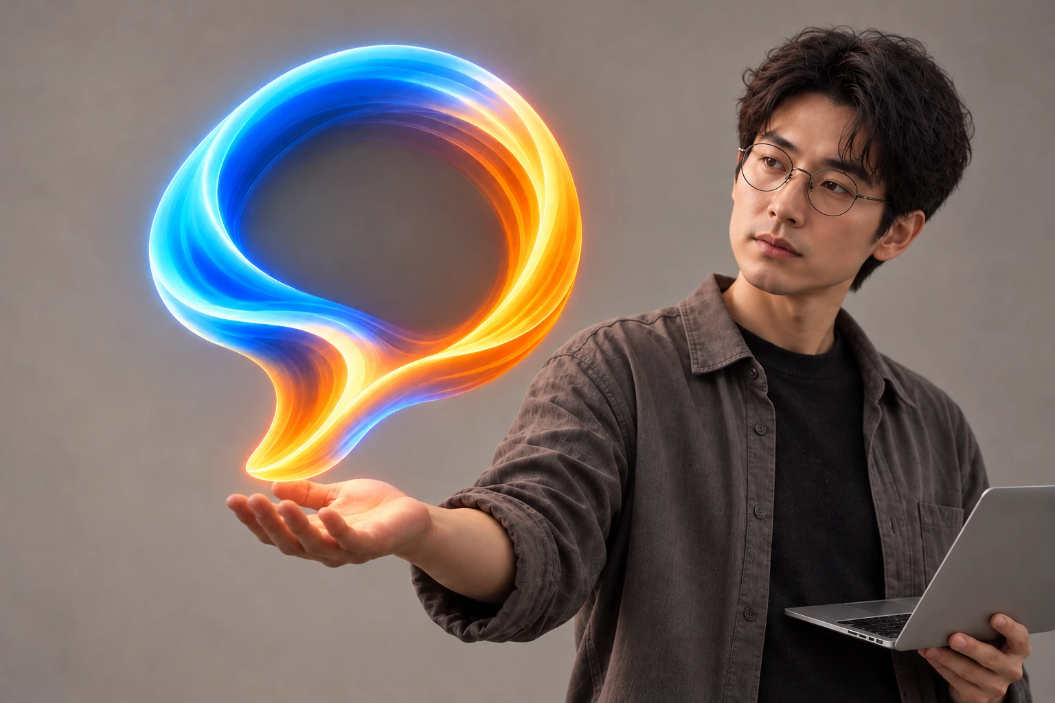 전경의 큰 소셜 말풍선 심볼을 손 위에 올리고 노트북을 든 남성 개발자의 브랜드 이미지